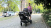 Sarah Müller geht mit ihrem Baby spazieren. Die alleinerziehende Mutter aus Magdeburg wartet seit elf Wochen auf die Geburtsurkunde.