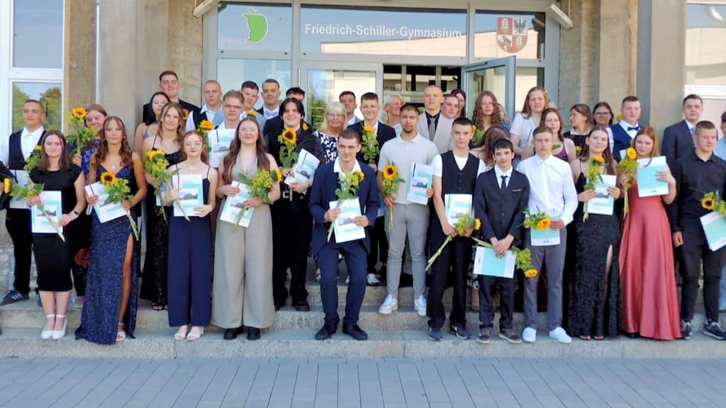 48 Schüler haben die Schullaufbahn in der Herderschule in Calbe abgeschlossen. Die Zeugnisse gab die Schule im Schillergymnasium aus.