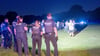 Einsatzkräfte der Polizei und Jugendliche stehen sich im Hamburger Stadtpark gegenüber.