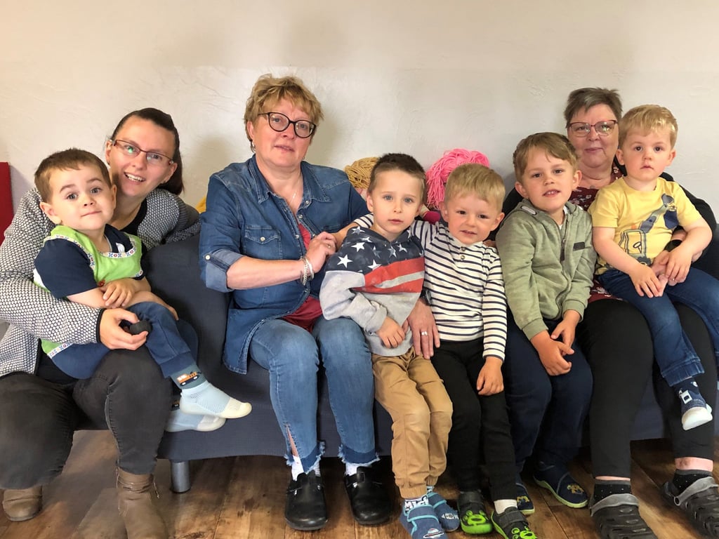 Die Tagesmütter Claudia Nelke (r.) und Astrid Karl (M.) sowie Elternvertreterin Julia Otto-Klamt (l.) mit Kindern der Tagespflege „Fröhliche Kinderbude“ in Lodersleben.