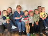 Die Tagesmütter Claudia Nelke (r.) und Astrid Karl (M.) sowie Elternvertreterin Julia Otto-Klamt (l.) mit Kindern der Tagespflege „Fröhliche Kinderbude“ in Lodersleben. 