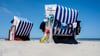 Bei hohen Temperaturen ist ein Strandkorb am Meer für viele Menschen ein angenehmer Aufenthaltsort. (Archivbild)