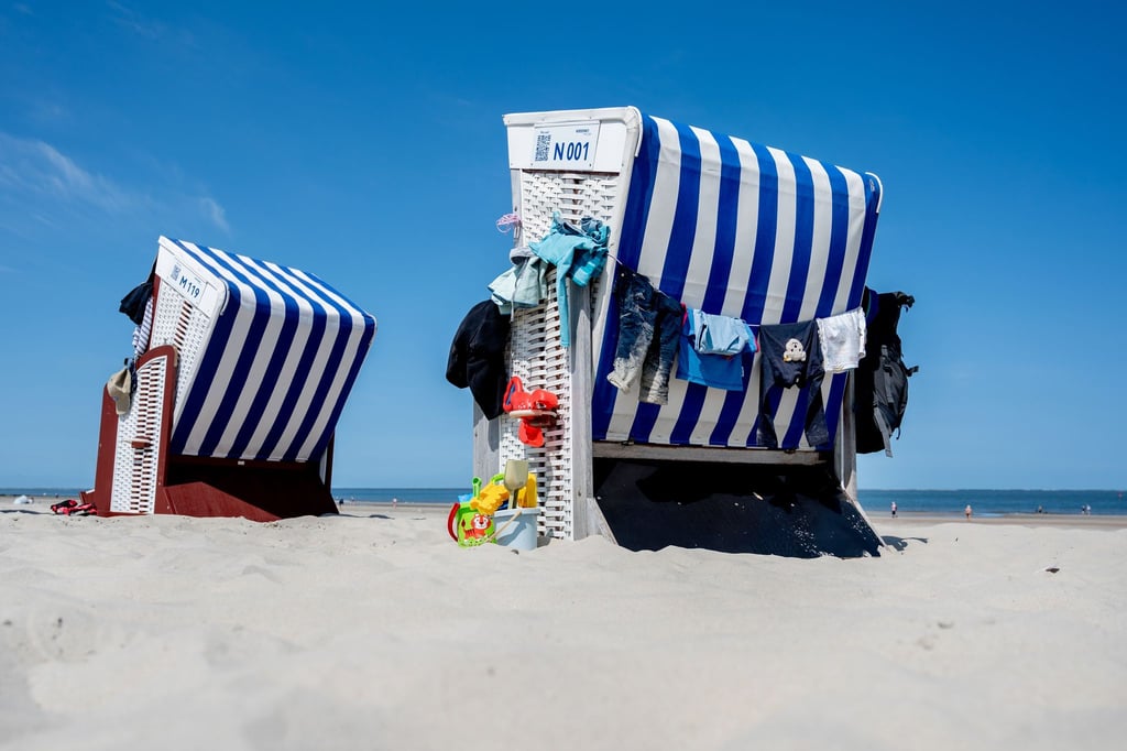 Bei hohen Temperaturen ist ein Strandkorb am Meer für viele Menschen ein angenehmer Aufenthaltsort. (Archivbild)