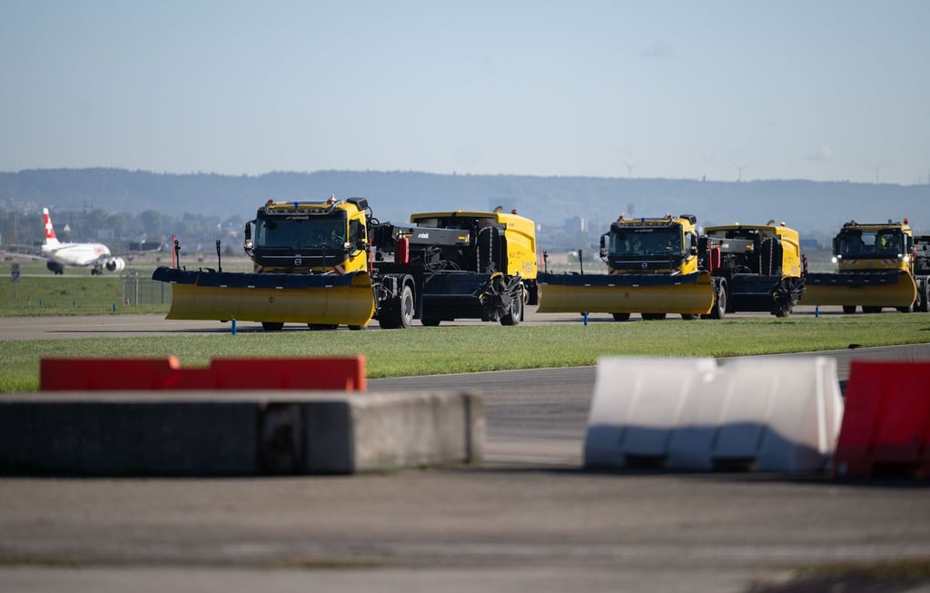 Selbstfahrende Schneepflüge - hier bei einem Test in Stuttgart - werden ab Montag erneut am Airport Leipzig/Halle erprobt. (Archivfoto)