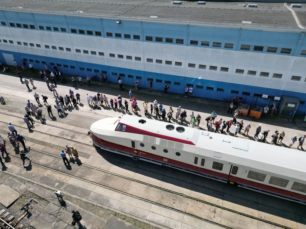 Der restaurierte SVT Görlitz steht auf dem Werksgelände der VIS (Verkehrs Industrie Systeme GmbH) in Halberstadt.