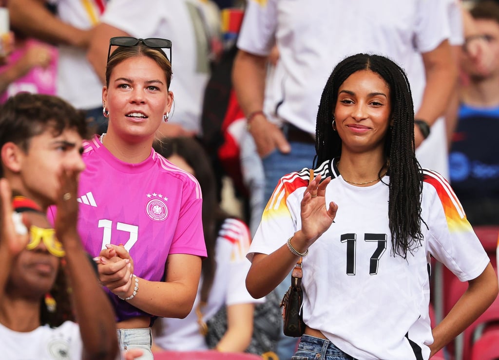Juliane Wirtz (l), Schwester von Florian Wirtz, hat ihren Vertrag bei den Fußballerinnen von Werder Bremen verlängert.