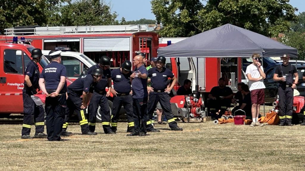Das Team der Freiwilligen Feuerwehr Uchtdorf spricht mit Wettbewerbsleiter Ricardo Schwerin.