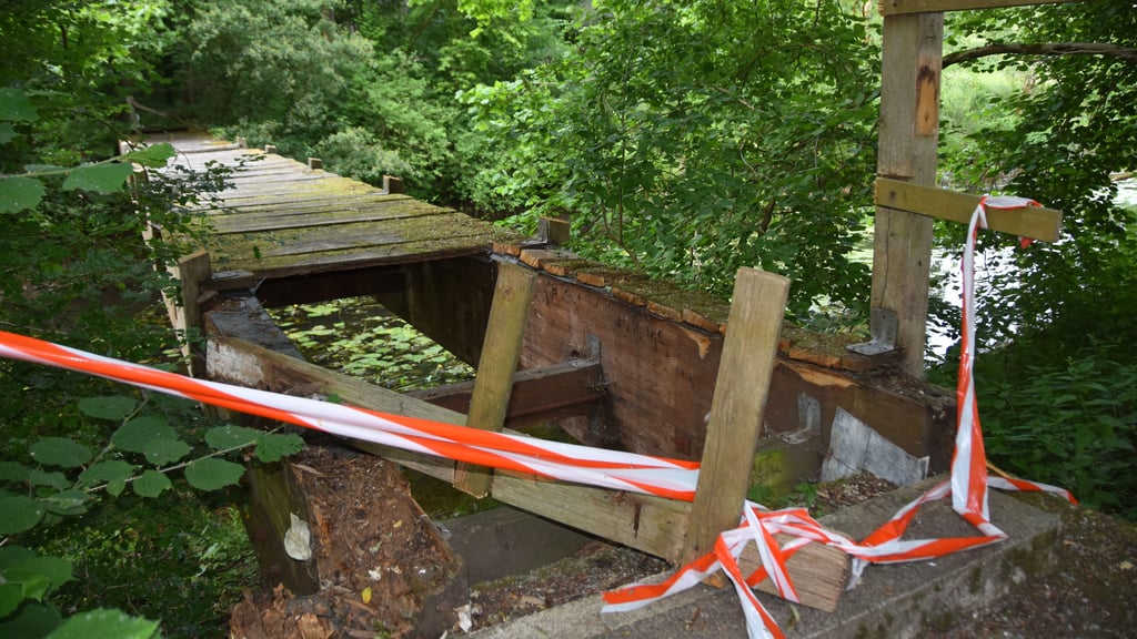 Der Jägersteg ist kaputt und gesperrt. Vandalen haben die Reste derkleinen Brücke demoliert. Aber der Jägersteg soll nicht einfach verschwinden.