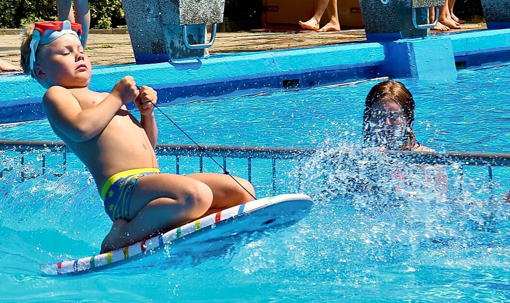 Etliche beteiligten sich beim Schwimmbadfest in Nienburg beim Surfbrettweitrutschen, so wie der achtjährige Yannik.