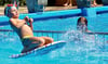 Etliche beteiligten sich beim Schwimmbadfest in Nienburg beim Surfbrettweitrutschen, so wie der achtjährige Yannik. 