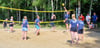 Volleyball gehört zu den Disziplinen für die Jugendwehren. Hier spielen die Gerstedter (links) gegen die Wallstawer. Die Wallstawer holten sich den Turniersieg vor Badel, Dähre, Kuhfelde, Apenburg, Kleinau-Packebusch, Groß Chüden, Pretzier und der Schlechtwetterfront.