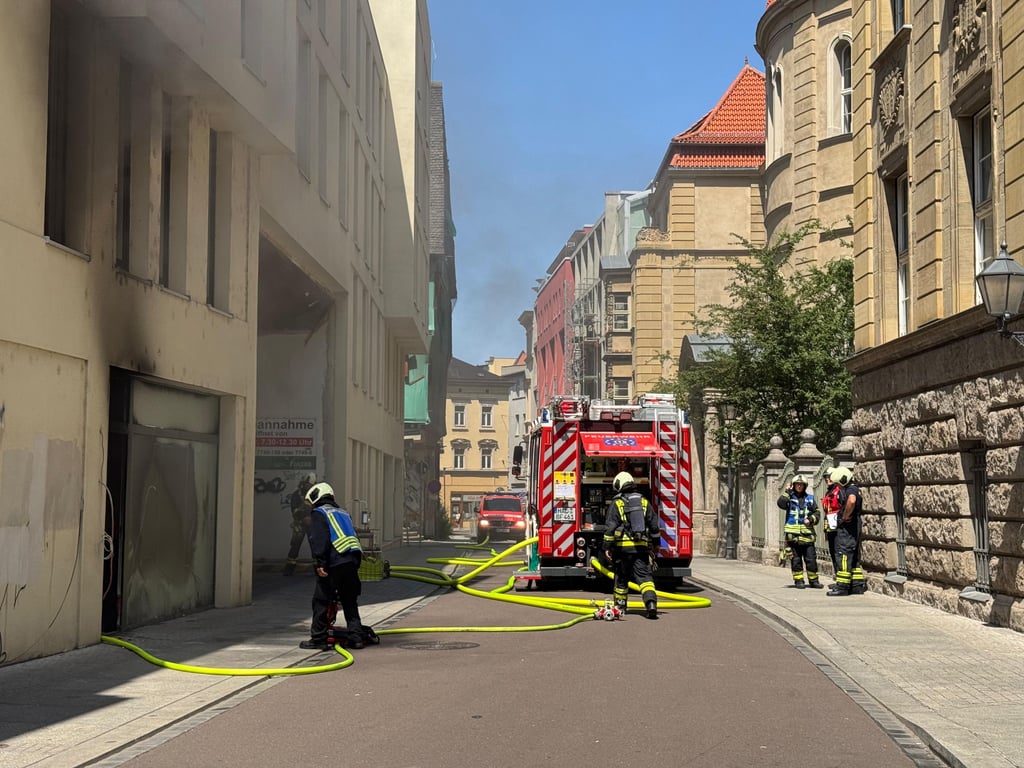 Die Feuerwehr wurde in die Kleine Steinstraße in der Innenstadt gerufen.