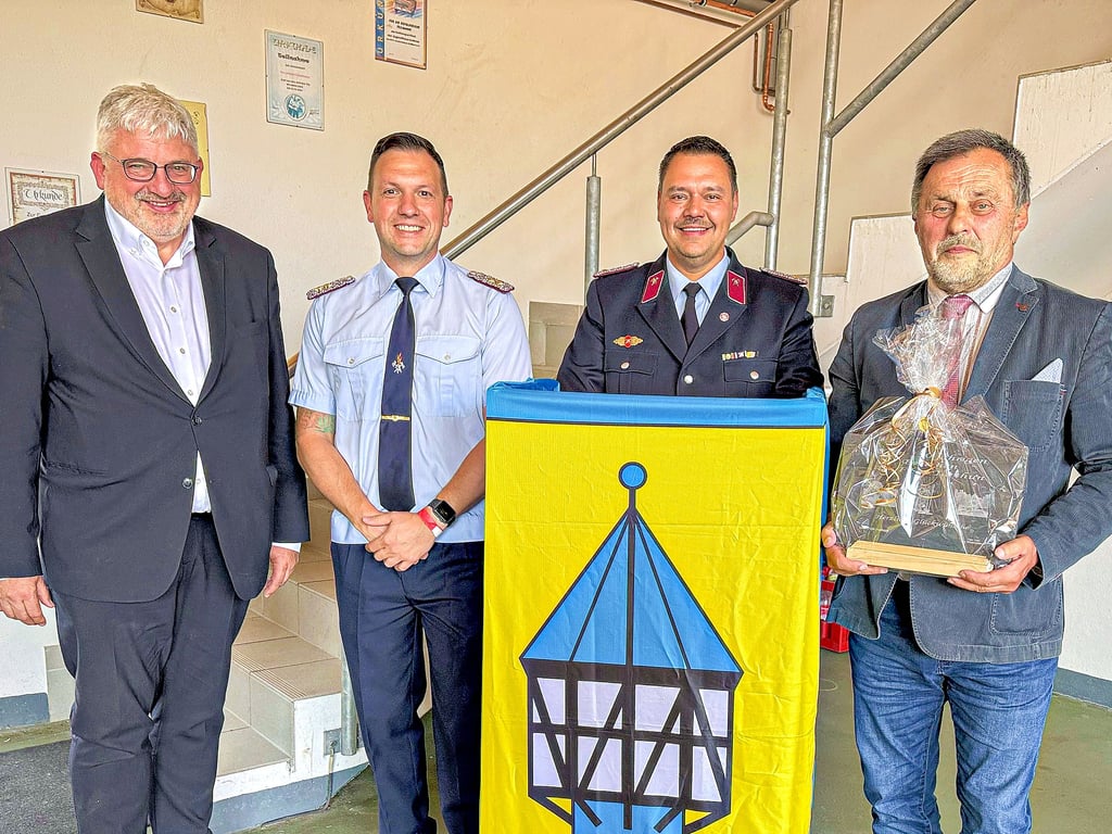 Der Referatsleiter des Innenministeriums Lutz-Georg Bergling (links), Kreisbrandmeister Tobias Schumann (2. von links) und Bördeaue-Bürgermeister Peter Fries (rechts) gratulierten Ortswehrleiter Michael Kieler zum 130. Bestehen der Ortswehr Tarthun.