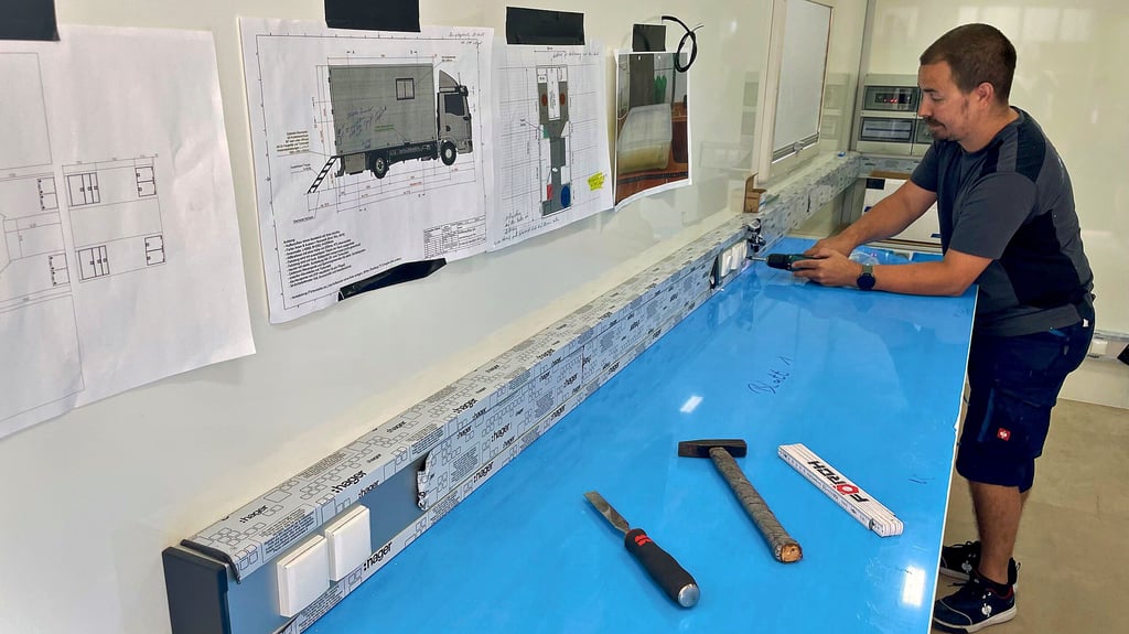 Maßarbeit ist erforderlich: Mitarbeiter Patrick Franz von Rettungstechnik Doll rüstet hier Laborfahrzeug für die Uni Trier um.