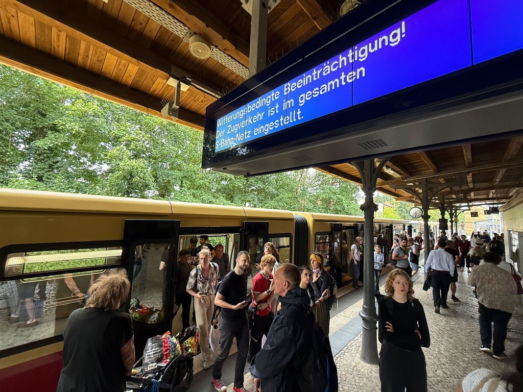 Der gesamte S-Bahn-Verkehr wurde am Abend eingestellt.