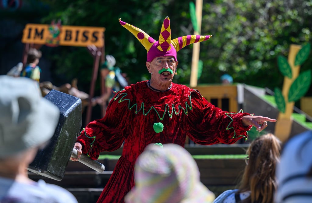 An den Greifensteinen im Erzgebirge zeigt das Eduard-von-Winterstein-Theater das Familienstück „Drachen haben nichts zu lachen“ auf der Bühne.
