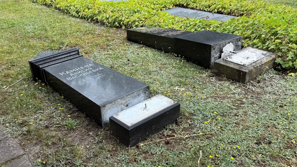 Auf dem Sowjetischen Ehrenfriedhof im Nordpark in Magdeburg wurden zwei Grabsteine umgestoßen.