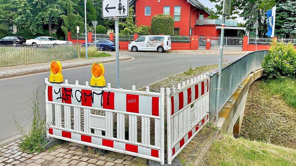 Die Brücke an der Straße Alt Elbenau ist seit Jahren für Fußgänger teilweise gesperrt. Im nächsten Jahr soll nun gebaut werden.
