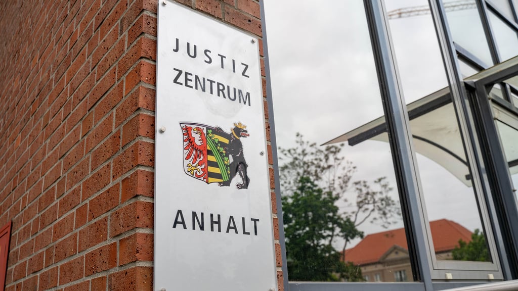 Ein 43-Jähriger richtet eine Waffe auf seine Schwiegermutter und drückt ab. Jetzt muss er sich vor dem Landgericht Dessau-Roßlau verantworten.