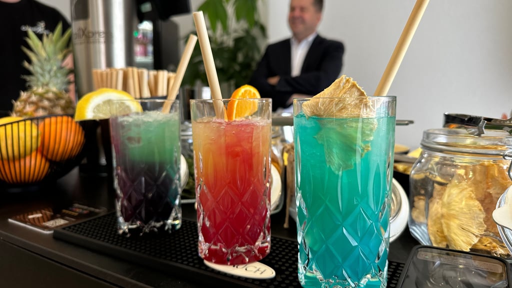 Coole Drinks auf Knopfdruck gibt es aus dem "Cocktail XPress" im Showroom in Magdeburg.