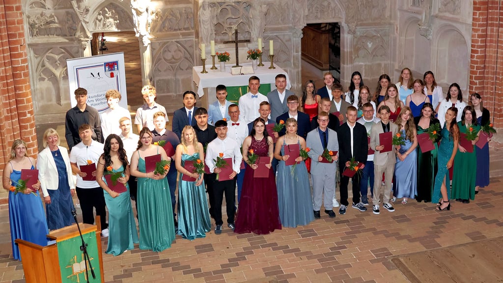 Die Klassen 10a und 10b der Sekundarschule „Am Weinberg“ erhielten im Dom Sankt Marien in Havelberg ihre Abschlusszeugnisse.