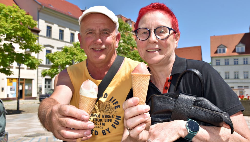 Thomas und Kerstin Rothe aus Ossig genießen bei sommerlichen Temperaturen gern Eis auf dem Neumarkt in Zeitz. Erdbeer und Vanille sind die Favoriten.
