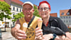 Thomas und Kerstin Rothe aus Ossig genießen bei sommerlichen Temperaturen gern Eis auf dem Neumarkt in Zeitz.  Erdbeer und Vanille sind die Favoriten.  