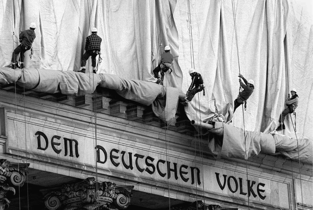 Vom 24. Juni bis zum 7. Juli 1995 verschwand das Gebäude unter 100.000 Quadratmetern silbrig schimmernden Stoffs.