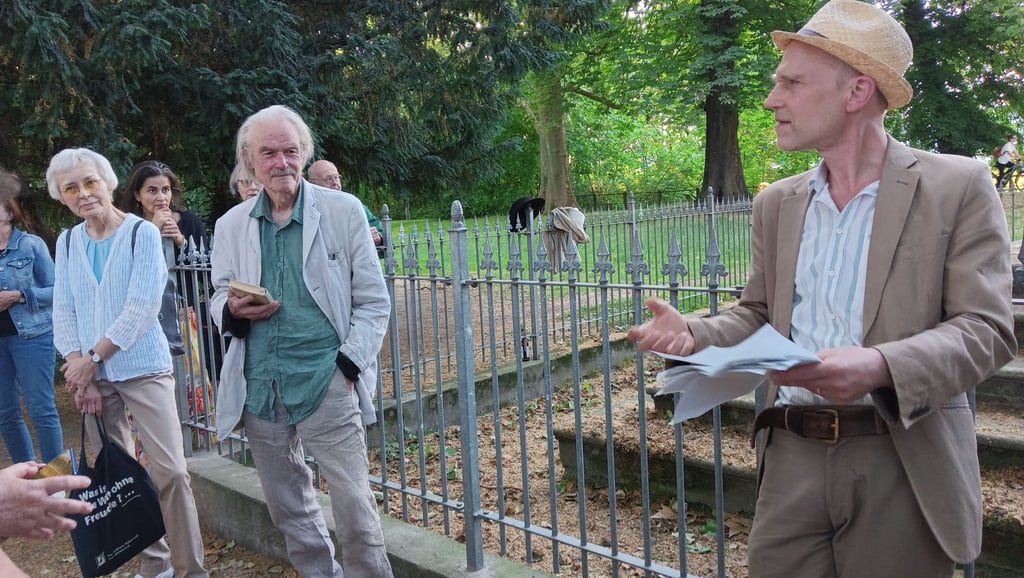 Der Huy-Neinstedter Olaf Wegewitz (mitte) und Raimar Lacher an der Grablege Gleims in Halberstadt. Hier befanden sich einst Garten und Gartenhaus Gleims.