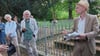 Der Huy-Neinstedter Olaf Wegewitz (mitte) und Raimar Lacher an der Grablege Gleims in Halberstadt. Hier befanden sich einst Garten und Gartenhaus Gleims.