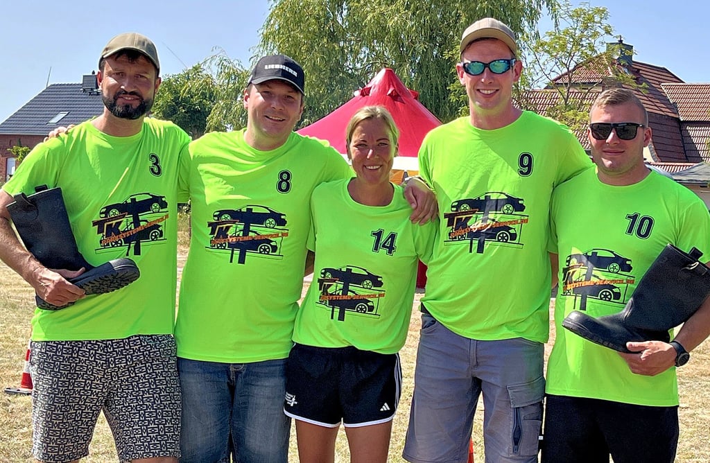 Das Team „Klein Hüllingen“, das sowohl im Vorjahr als auch dieses Mal den Titel gewonnen hat, beim Stiefelwerfen. Es wird im nächsten Jahr wieder Gastgeber sein.