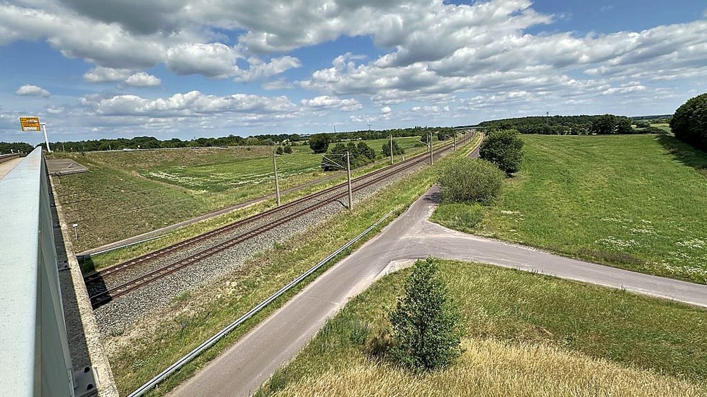Auf zwei Teilstücken an der Bahnlinie nahe der B189 beim Stendaler Ortsteil Dahlen soll ein Solarpark entstehen.