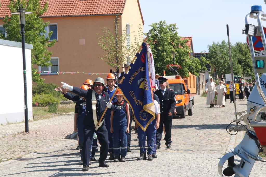 Auch die Hohenwarthe Freiwillige Feuerwehr marschierte samt Feuerwhrnachwuchs mit.