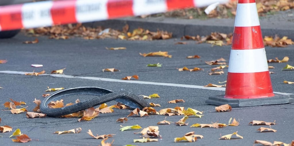 Ein Radfahrer ist nach dem Zusammenstoß mit einem Auto bei Kabelsketal ums Leben gekommen.