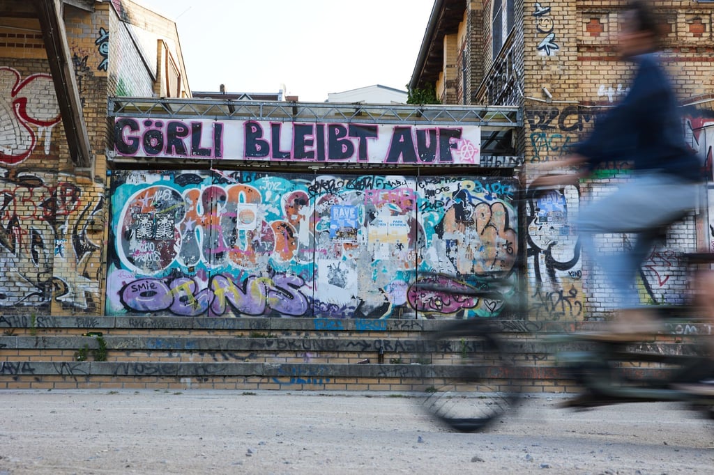 „Görlitz bleibt auf“ steht an einem Gebäude im Görlitzer Park.