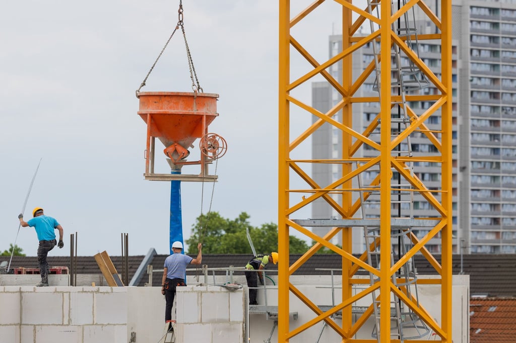 In Deutschland werden zu wenige neue Wohnungen gebaut. Hohe Kosten und strenge Auflagen erschweren den Ausbau, kritisiert die Wohnungswirtschaft. (Archivbild)