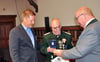 Geschäftsführer Dirk Schwiderski (links) und Michael Hecht,  1. Vizepräsident des Landes-Schützenverbandes, ehrte n Rainer Krümmel mit dem Ehrenkreuz in Silber des  Deutschen Schützenbundes für besondere Verdienste um das Schützenwesen. 