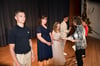 Lehrerin Andrea Schulze hat die ehrenvolle Aufgabe übernommen, die Abschlusszeugnisse an die Ciervisti-Schüler zu übergeben. 