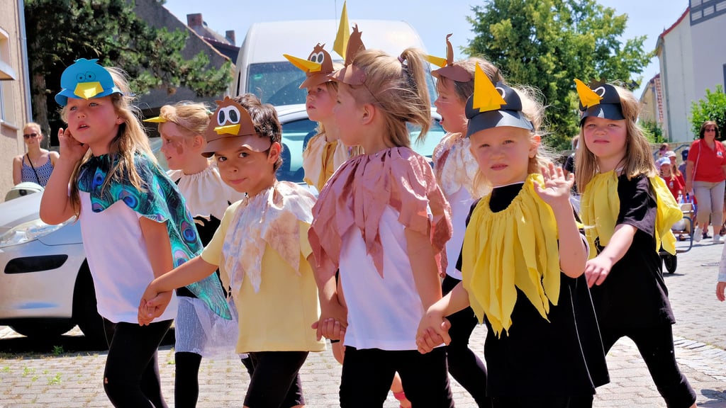 Die Kinder der örtlichen Kita „Spatzennest“ führten auf der Festwiese noch das Stück „Die Vogelhochzeit“ auf.