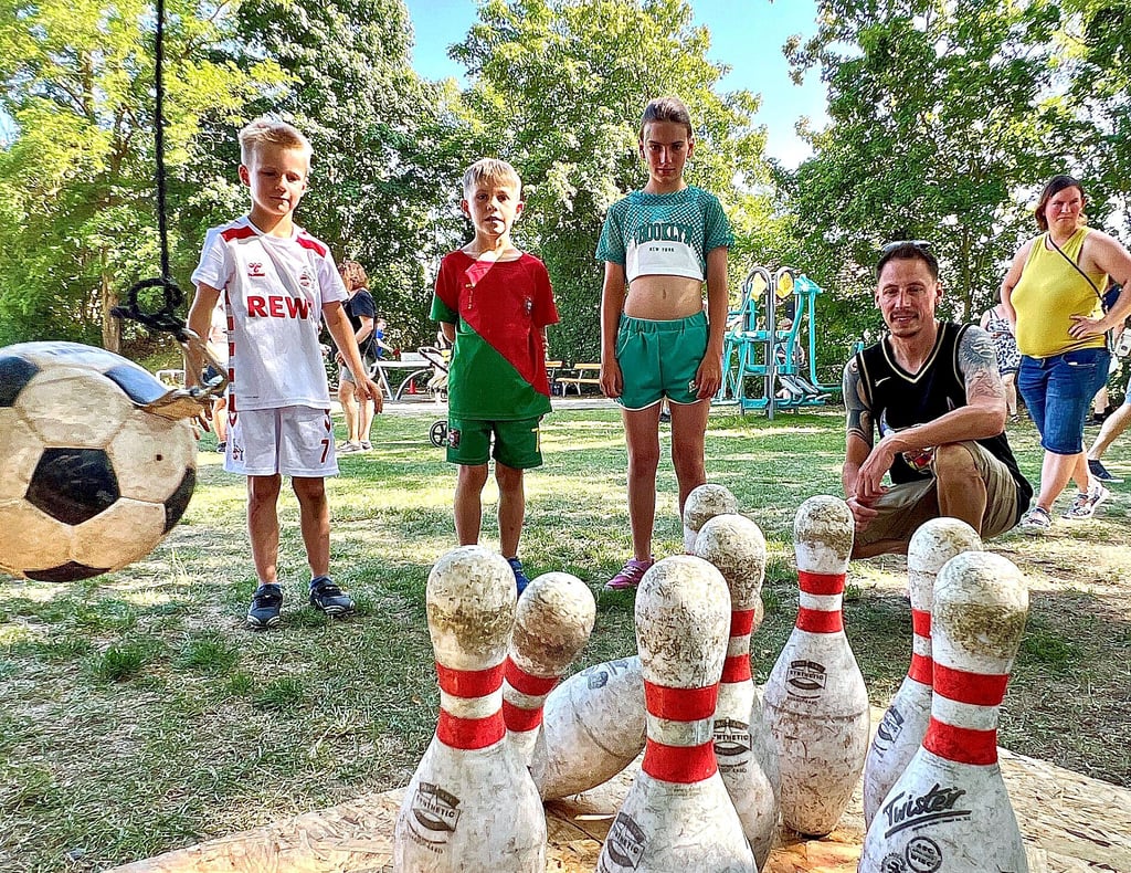 Der siebenjährige Oskar aus Gröna versuchte sein Glück beim Fußballkegeln.