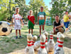 Der siebenjährige Oskar aus Gröna versuchte sein Glück beim Fußballkegeln. 