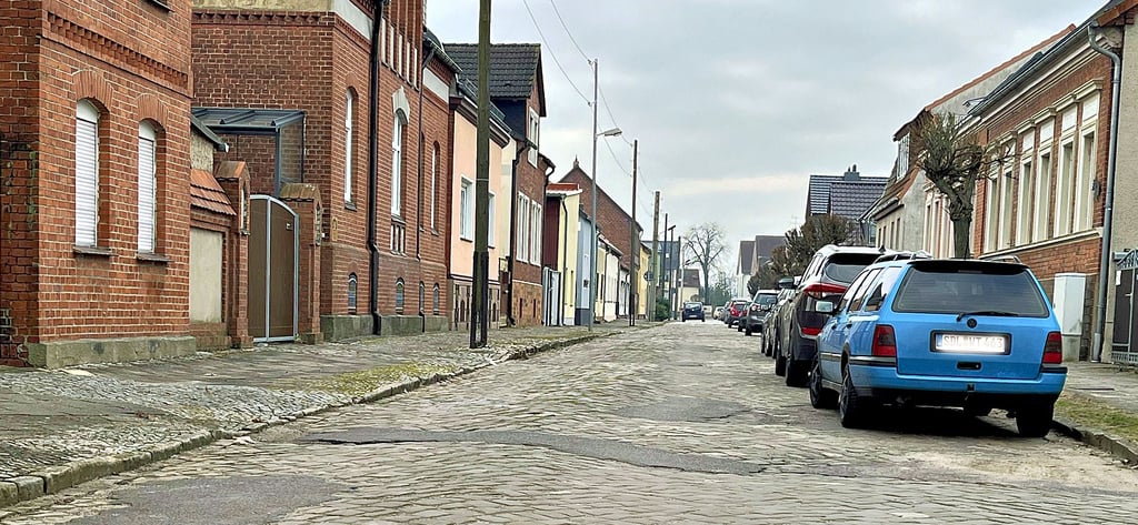 Eigentum verpflichtet: Wer ein Grundstück in Tangerhütte und Umgebung besitzt, soll künftig deutlich mehr Steuern zahlen, fordert die Verwaltung. Im Bild eine der Seitenstraßen in der Innenstadt von Tangerhütte.