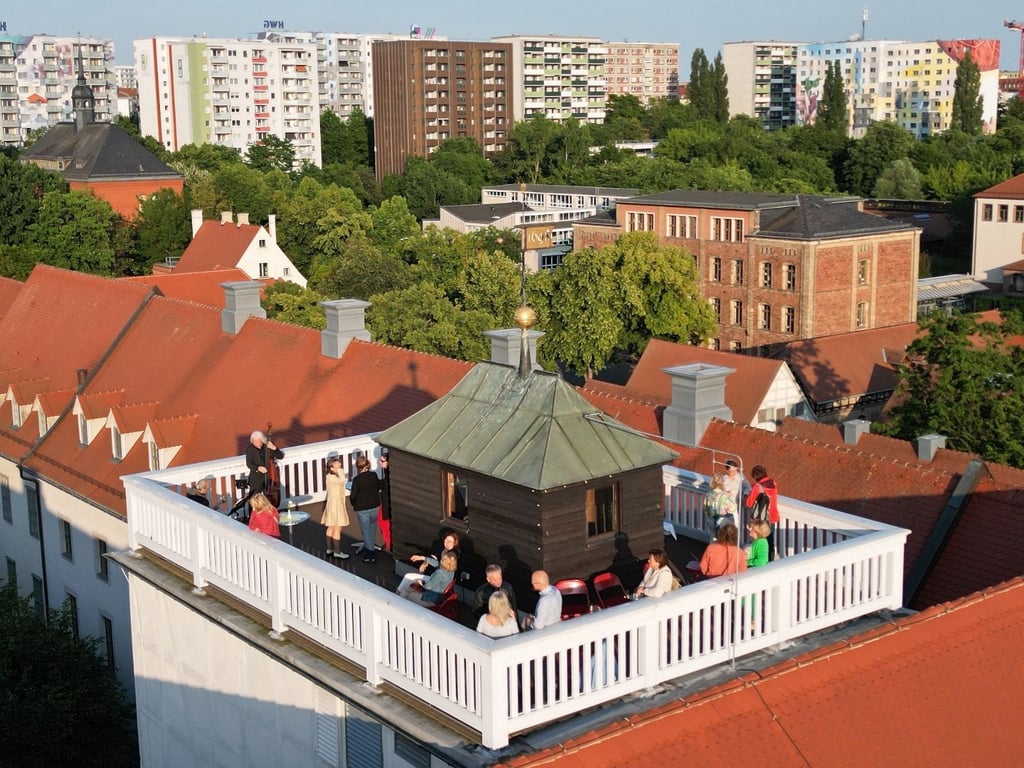 Livemusik über den Dächern von Halle: Die Franckeschen Stiftungen laden Besucher auf den Altan des Historischen Waisenhauses ein.