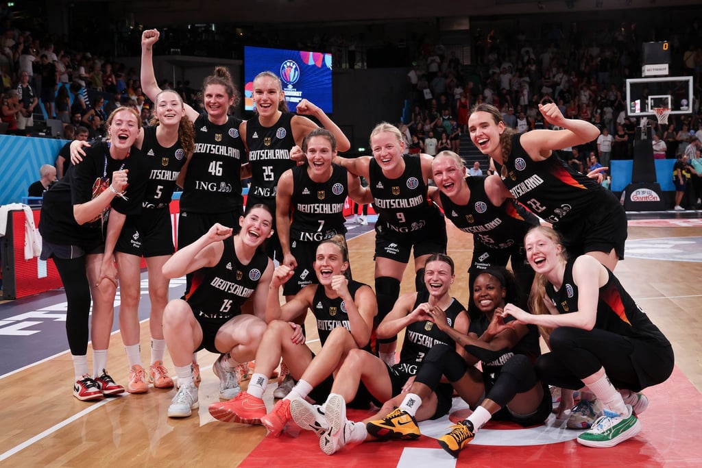 Deutschlands Basketballerinnen freuen sich auf die K.o.-Runde in Piräus.