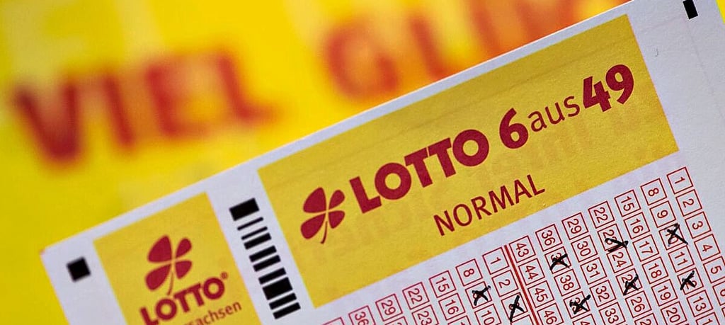 Ein Lottoschein mit der Aufschrift «Lotto 6 aus 49». Foto: Swen Pförtner/dpa/Symbolbild