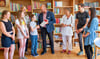 Der zwölfjährige Philipp (12) nimmt  von Jan Goldacker, Vorstand der Sparkasse,  das 1.000-Euro-Preisgeld für die Neugestaltung der Bibliothek  in der Naumburger Salztorschule entgegen. 