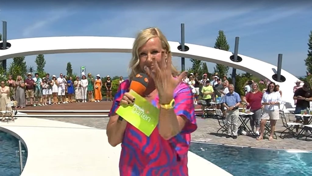 Stolz zeigte Andrea Kiewel beim ZDF-Fernsehgarten ihren Verlobungsring.