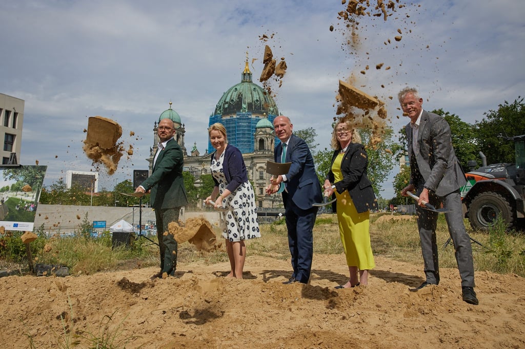 Erster Spatenstich für die Bauarbeiten am Marx-Engels-Forum: Bezirksstadtrat Christopher Schriner, Wirtschaftssenatorin Franziska Giffey (SPD), der Regierende B, ürgermeister Kai Wegner, Verkehrssenatorin Ute Bonde (beide CDU) und der Geschäftsführer von Grün Berlin, Christoph Schmidt, waren dabei.