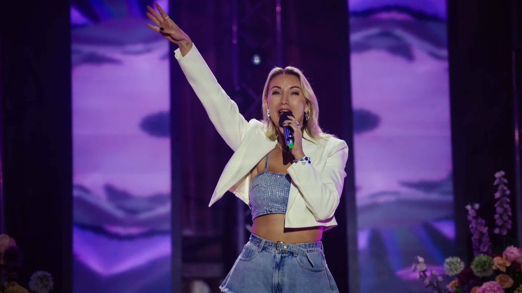 Schlagersängerin Anna-Carina Woitschack muss sich im Internet fiese Kommentare zu ihrem neuen Song anhören.