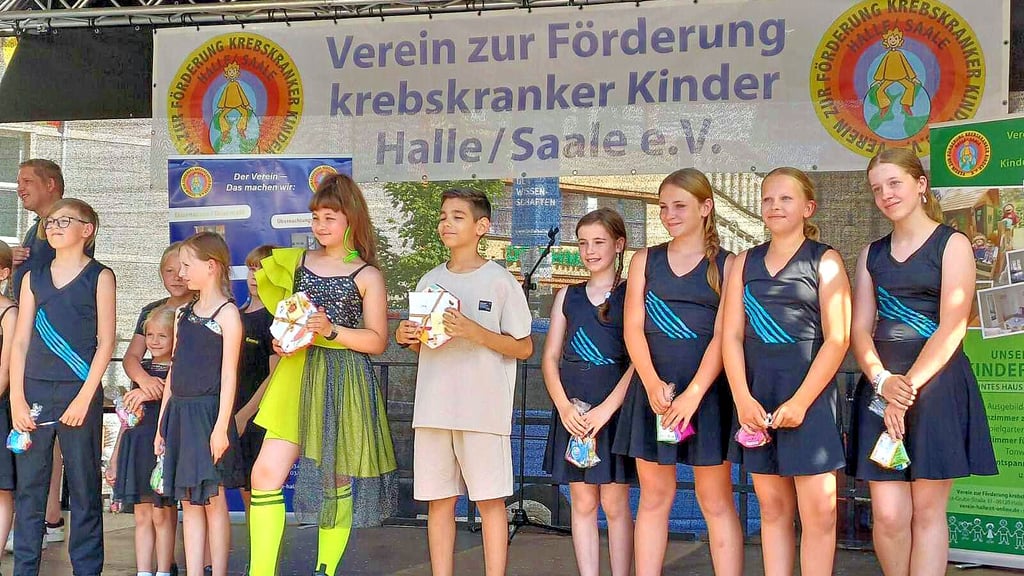 Jamil (vorn, 4. v. l.) und Sofia (3. v. l.) setzen sich gemeinsam für einen guten Zweck ein. Beide haben in diesem Jahr bei „The Voice Kids“ mitgemacht.